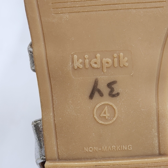 Metallic Silver Comfort Sandals with Adjustable Straps - Picture 5 of 6